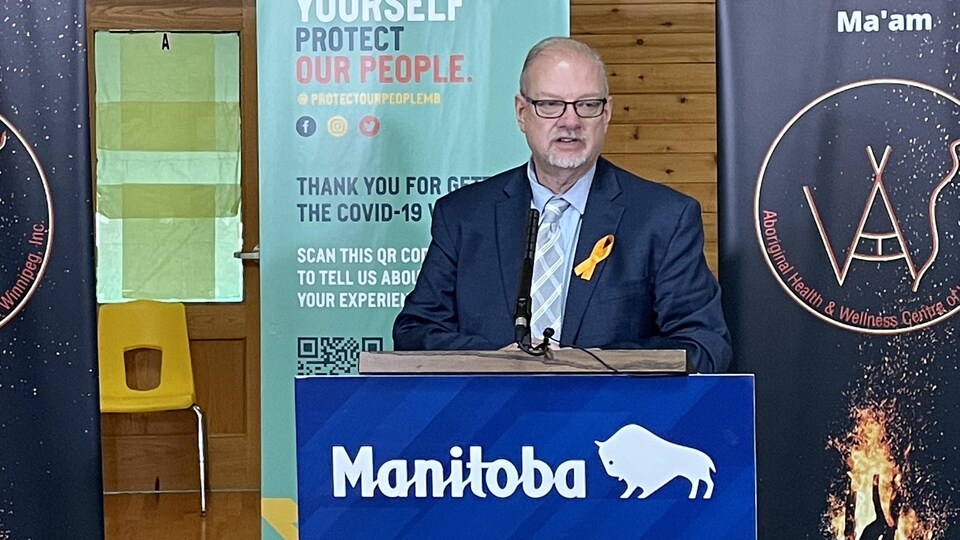 Le premier ministre par intérim du Manitoba, Kelvin Goertzen donne une conférence de presse. Il est debout derrière un podium.