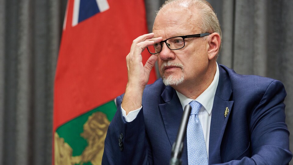 Kelvin Goertzen parle aux journalistes.