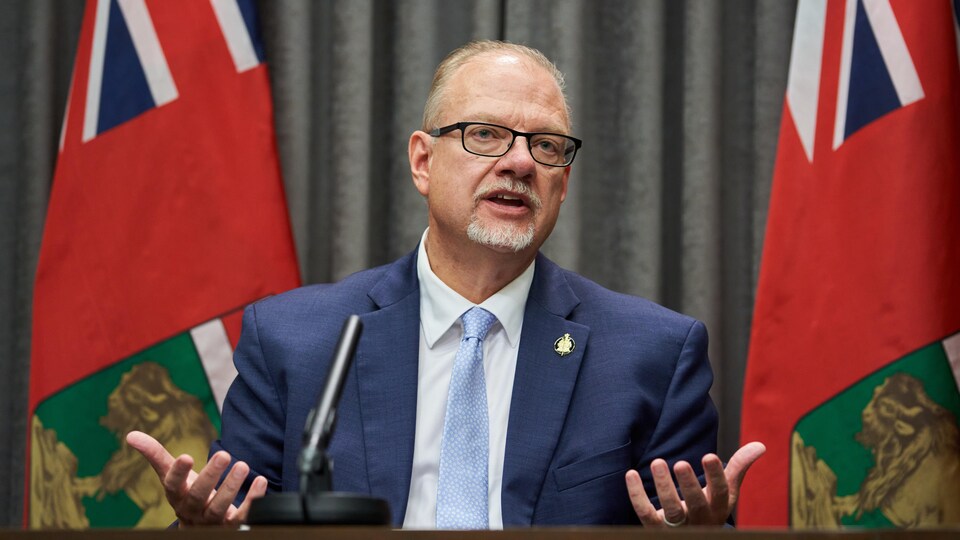 Kelvin Goertzen parle aux journalistes.