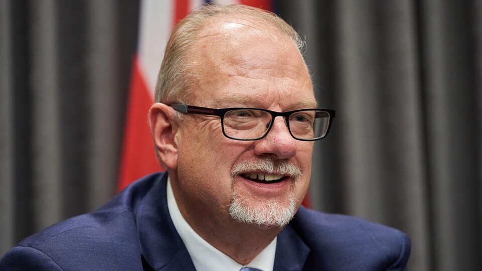 Kelvin Goertzen parle aux journalistes.