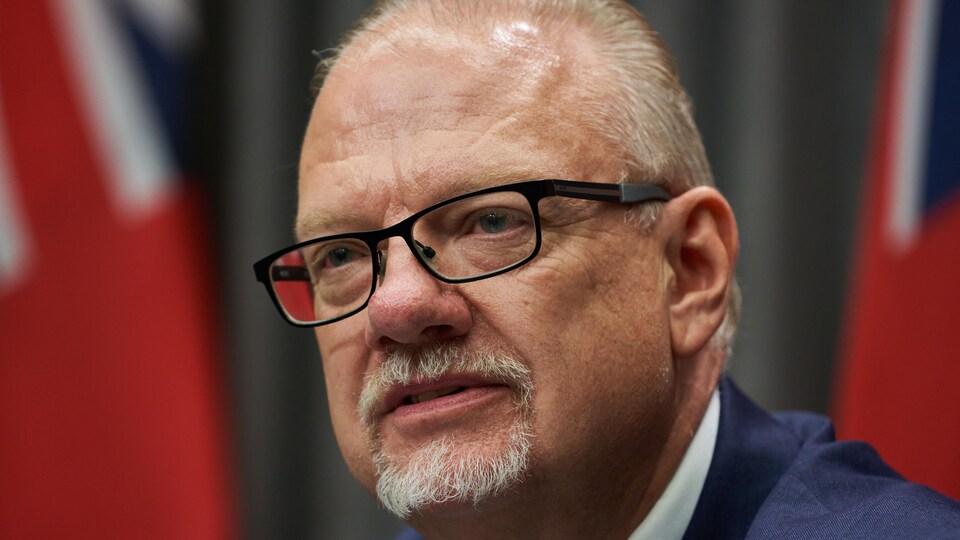 Kelvin Goertzen parle aux journalistes.