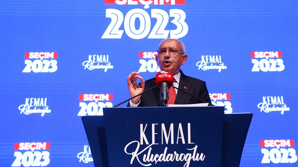 Kemal Kiliçdaroglu parle à une tribune.
