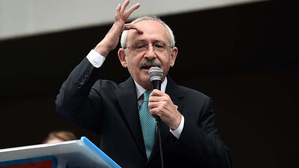 Kemal Kiliçdaroglu s'adresse à la foule sur une estrade.