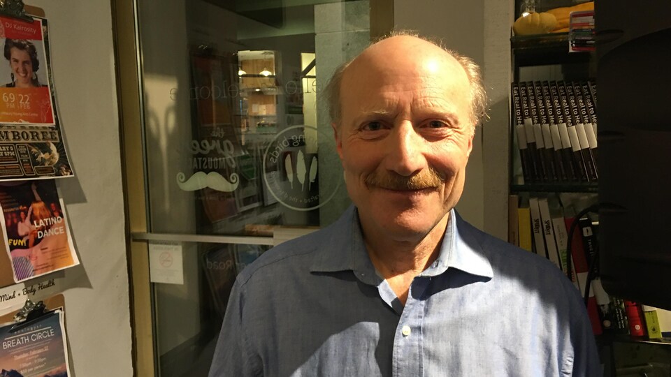 Ken Melamed dans une boutique de magazines.