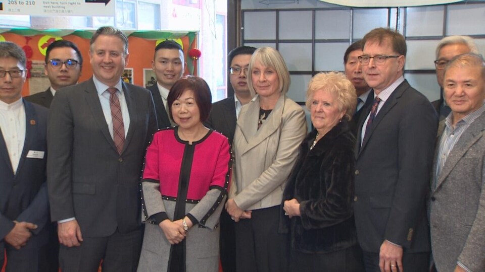 Le maire de Vancouver, Kennedy Stewart, la ministre fédérale de la Santé Patty Hajdu et le ministre de la Santé de la Colombie-Britannique Adrian Dix.