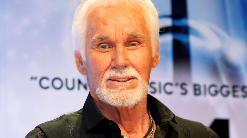 Le chanteur Kenny Rogers.