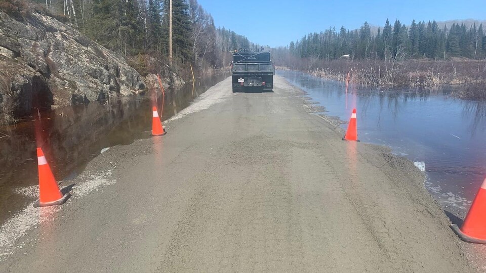 Un camion sur une route inondée.