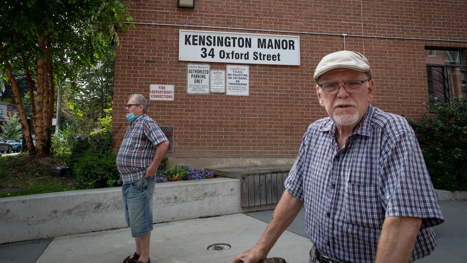 Deux hommes de l'âge d'or à l'extérieur d'un logement de Toronto.