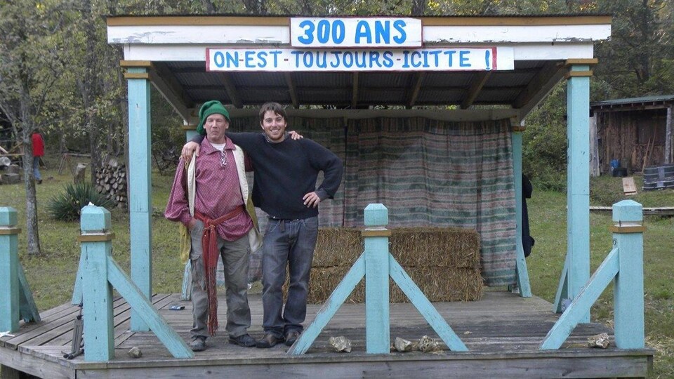 Enseigne où on peut lire : « 300 ans. On est toujours icitte »
