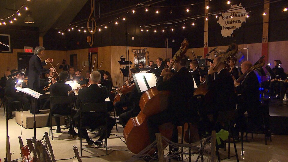 L'orchestre symphonique joue de la musique