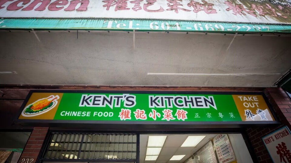 Une enseigne d'un restaurant, mars 2023.