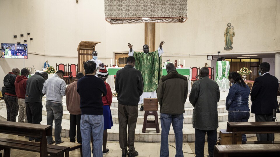 Des fidèles assistent à une messe.