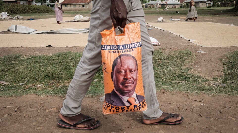 Le portrait de Raila Odinga est imprimé sur un sac.
