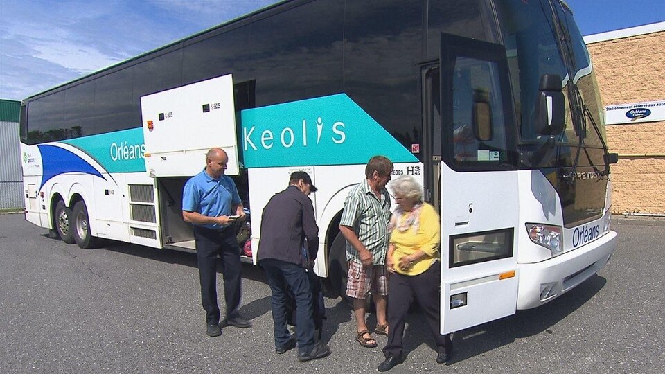 Des passagers à l'embarquement d'un autocar de Keolis.