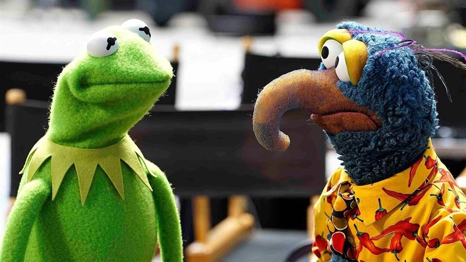 Les deux marionnettes se regardent.