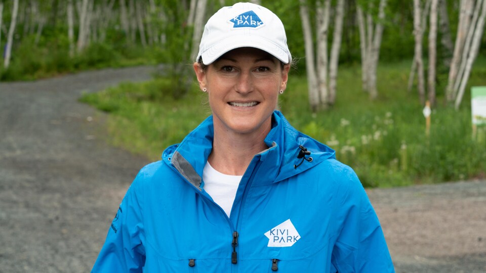 Kerry Lamarche porte une casquette blanche et un manteau bleu