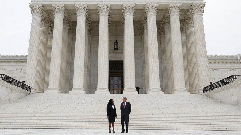 Ketanji Brown Jackson est en compagnie du juge en chef des États-Unis, John G. Roberts devant la Cour suprême. 
