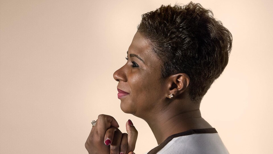 Une femme noire qui pose de profil