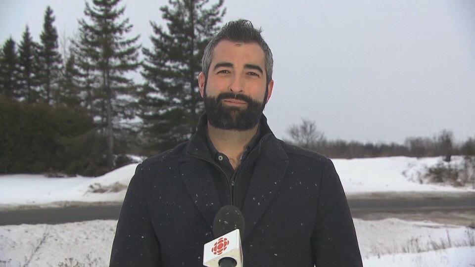 Kevin Armstrong est en position d'entrevue et fait un sourire à la caméra.