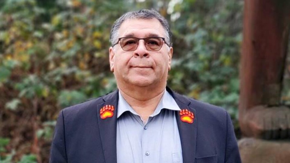Portrait de Kevin Barlow, qui porte un veston.