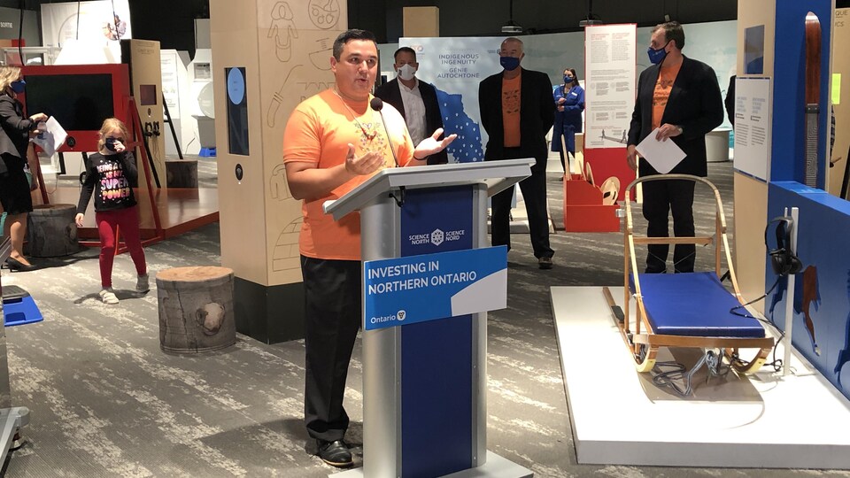 Kevin Eshkakogin ofrece una conferencia de prensa.