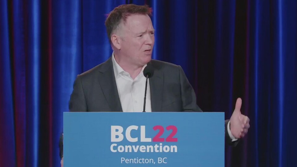 Kevin Falcon donne un discours devant un podium au congrès du Parti libéral à Penticton, en Colombie-Britannique