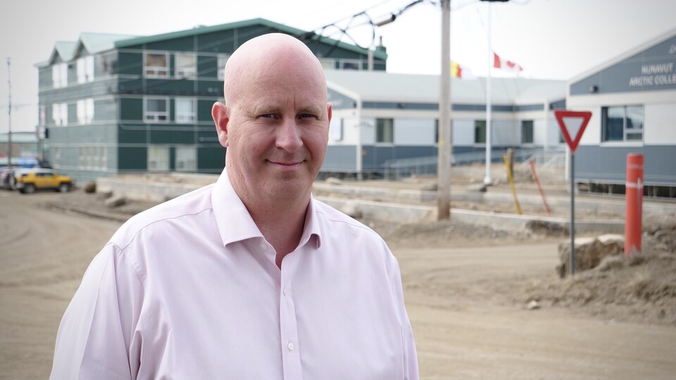 Le président de Travel Nunavut, Kevin Kelly, dans une rue d'Iqaluit, durant l'été.
