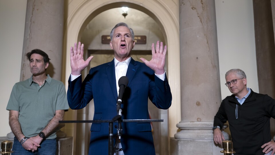 Kevin McCarthy s'adresse aux médias.