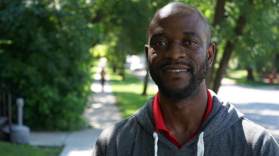 Kevin Muyembe dans une rue du quartier Saint-Boniface à Winnipeg, le 16 août 2022. 