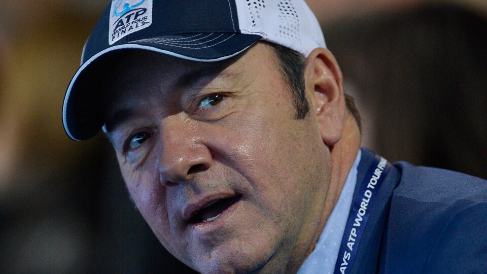 L'homme porte une casquette.