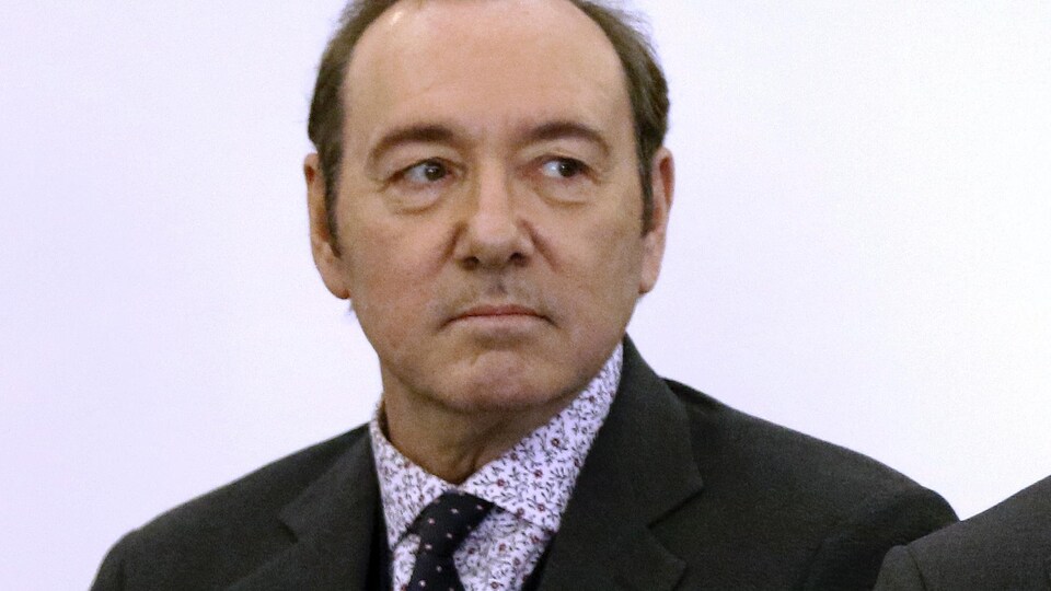 Kevin Spacey a l'air sérieux et porte un veston, une chemise et une cravate.