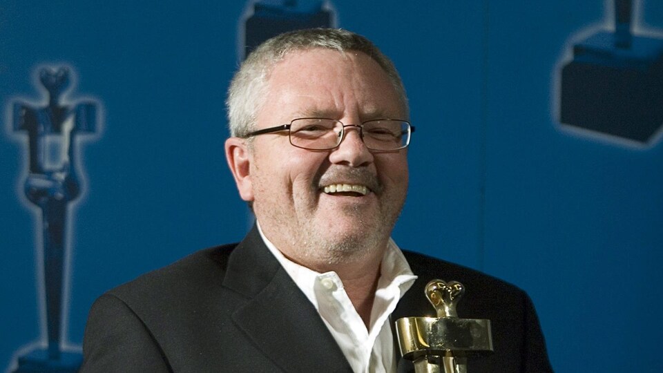 Le producteur Kevin Tierney prend la pose devant des photographes après avoir remporté le prix du meilleur film pour «Bon cop, bad cop» à la cérémonie des prix Génie, à Toronto, en 2007.