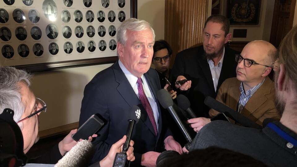 Vickers Vickers s'adresse aux médias après le dépôt du budget, le 10 mars 2020 à Fredericton.