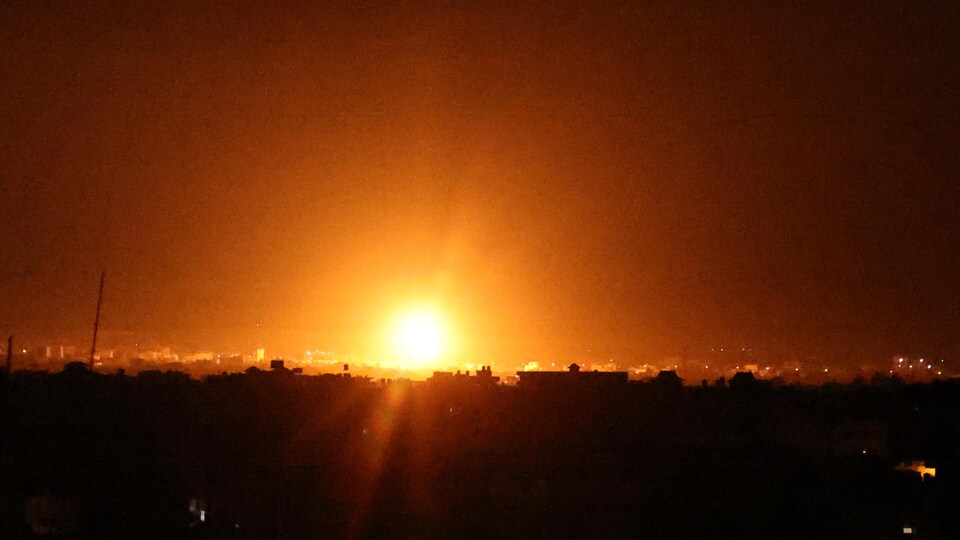 Une explosion au loin.