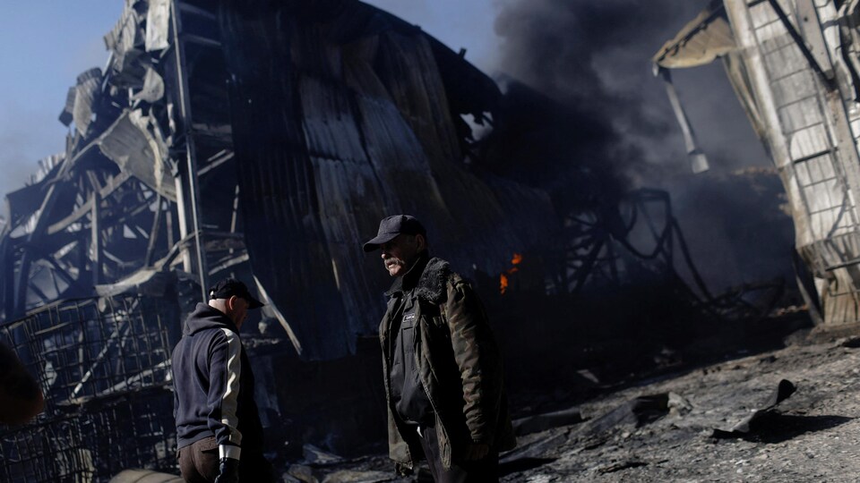 Une usine détruite par des bombardements.