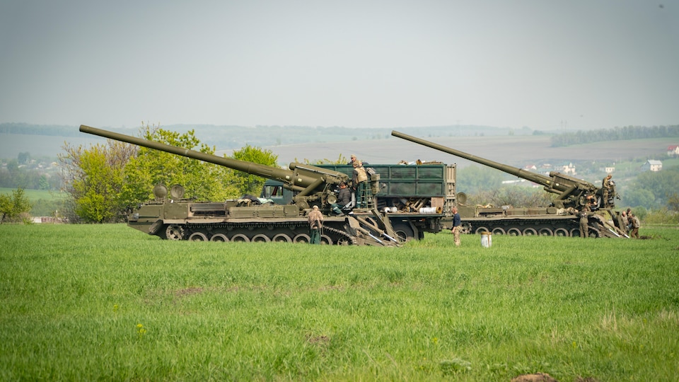 Des soldats ukrainiens ave des pièces d'artillerie.