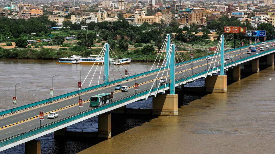 Un pont qui enjambe le Nil à Khartoum, au Soudan.