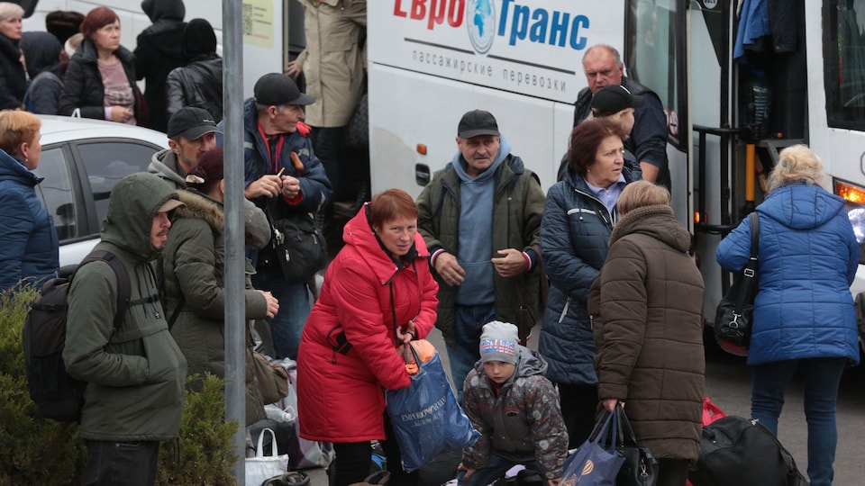 Évacuation de civils à la gare de Dzhankoi, en Crimée.