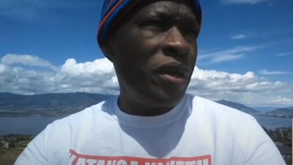 Kibwe Ngoie-Ntombe devant le lac Okanagan.