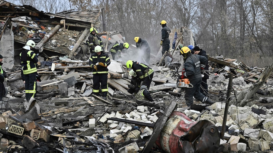 Les sauveteurs nettoient les débris d'une maison détruite par une attaque au missile à Kiev.