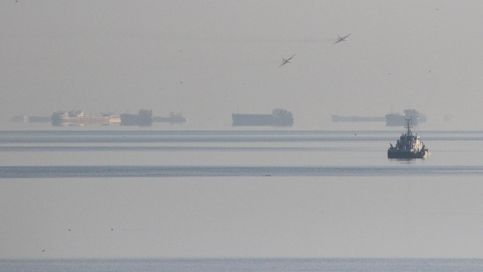 Des avions russes survolent la mer Noire. Plusieurs navires militaires ukrainiens et russes se font face.