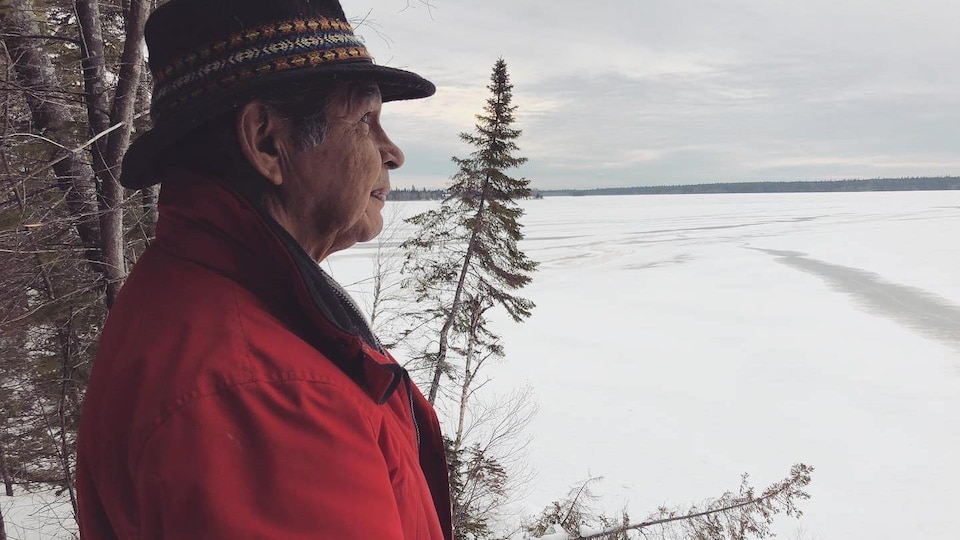 Roy Cheezo regarde un lac enneigé.
