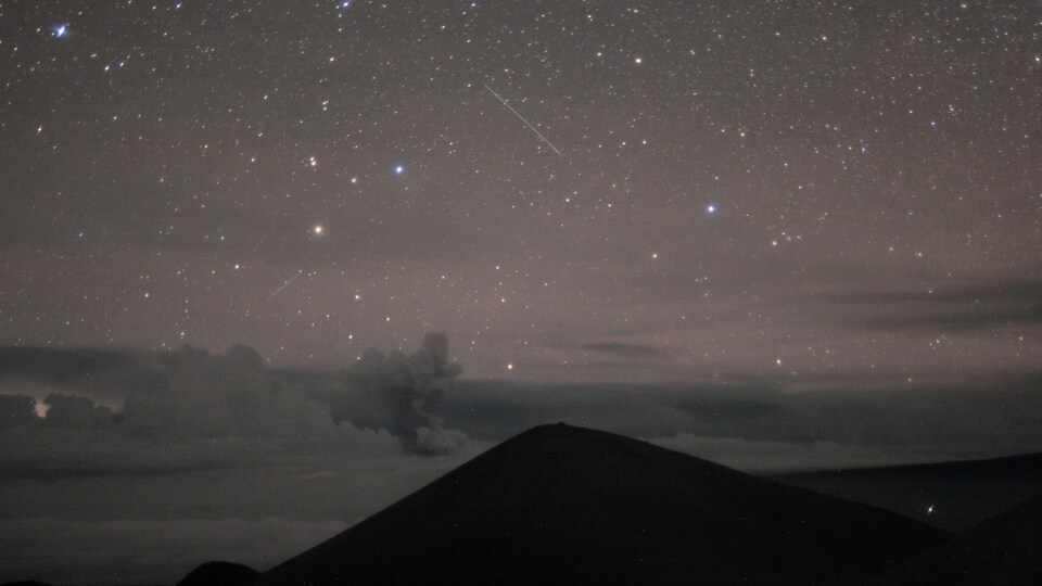 Des résidents qui habitent à proximité du volcan disent qu’une pluie de cendres a suivi l’éruption.