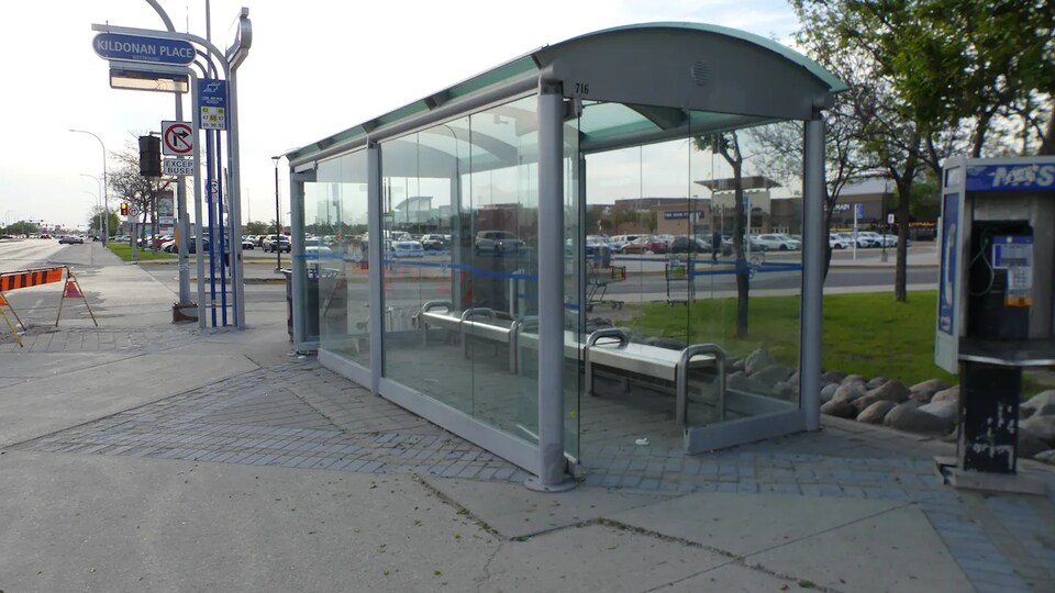 Un abribus près du centre commercial Kildonan Place, à Winnipeg.