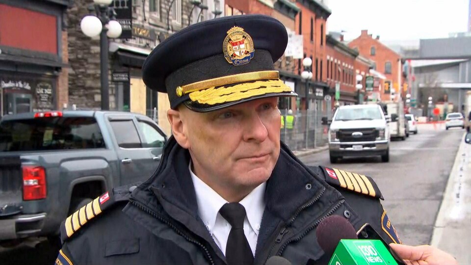 Kim Ayotte répond aux questions des journalistes lors d'un point de presse sur la rue Williams.