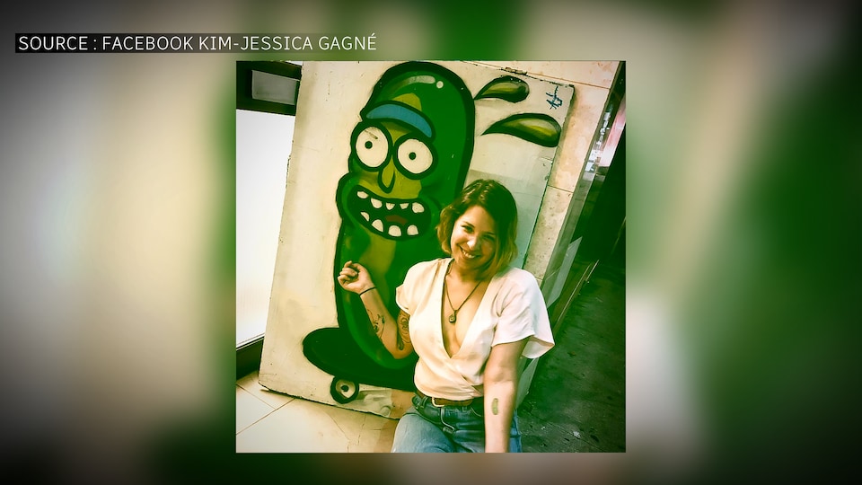 Kim-Jessica Gagné devant une peinture représentant un cornichon.