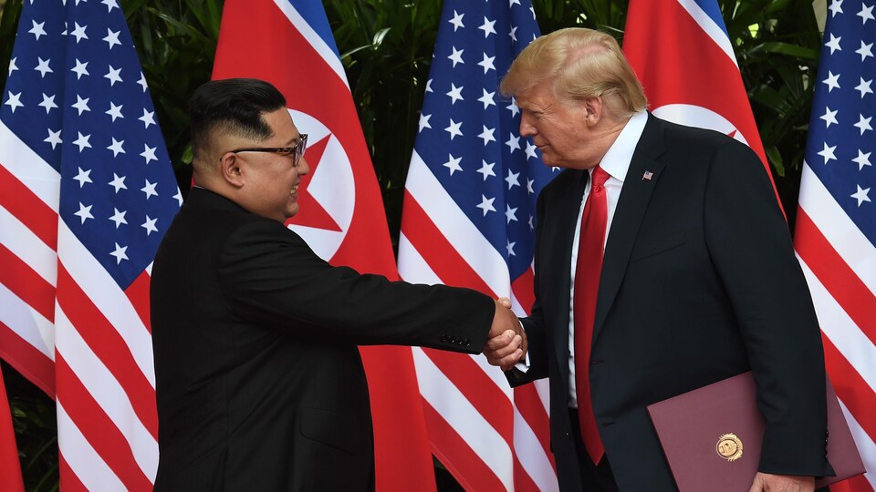 Kim Jong-un serre la main à Donald Trump.