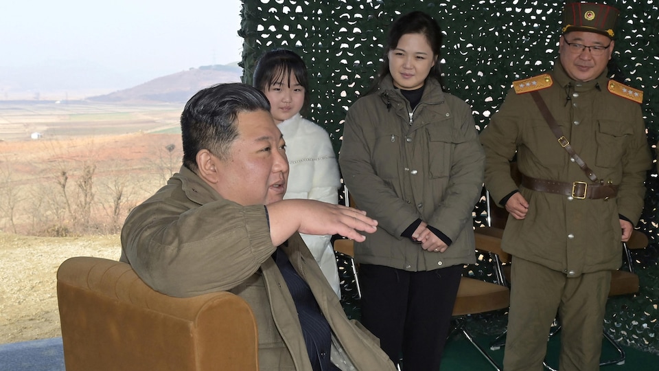 Kim Jong-un avec sa femme Ri Sol Ju et leur fille. 