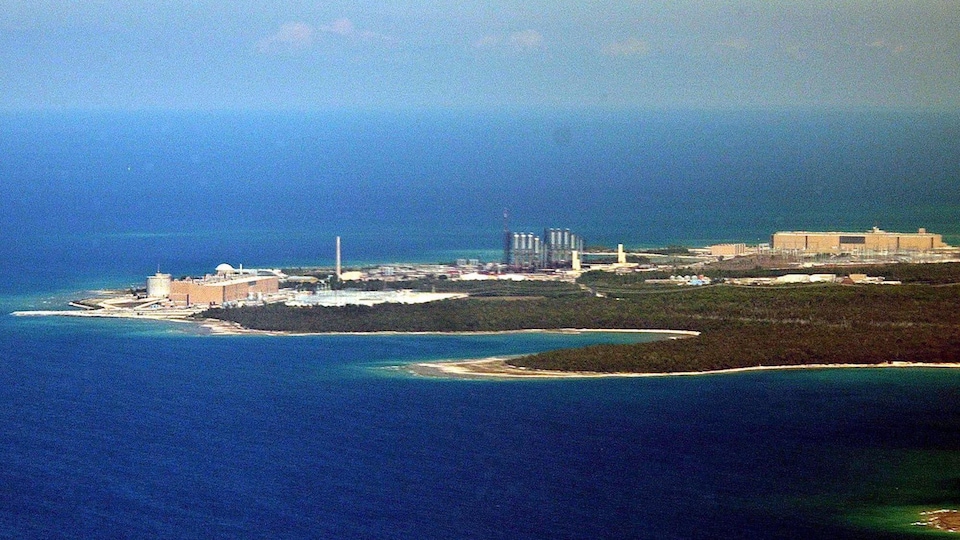 Une centrale nucléaire vue des airs.