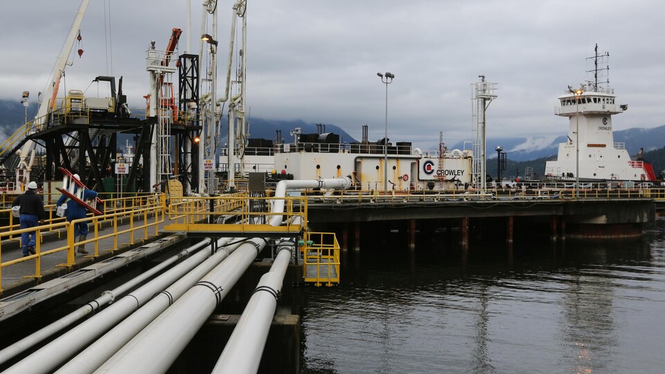 Une barge est accostée au terminal Westbridge de Kinder Morgan, d'où des tuyaux transportent son carburant d'aviation vers l'aéroport de Vancouver.